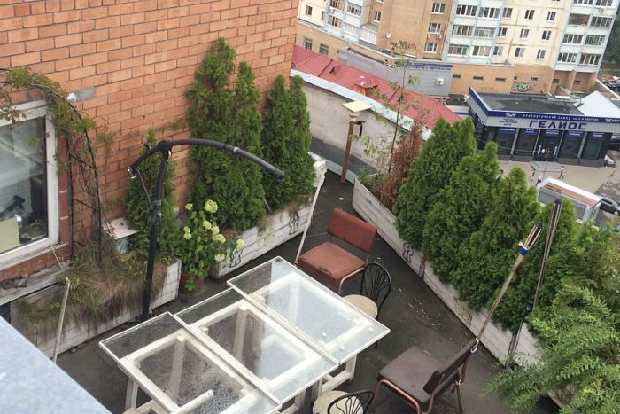 Житель Подмосковья обустроил зону отдыха на крыше многоэтажки (4 фото)