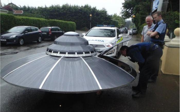 Ирландские дорожные полицейские задержали летающую тарелку (8 фото)