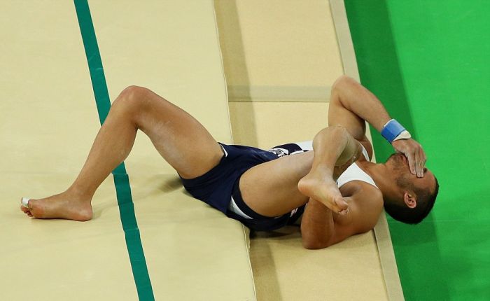 Французский гимнаст получил двойной перелом ноги на Олимпиаде (7 фото)
