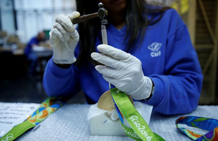 Как делают золотые медали для Олимпиады в Рио (21 фото)