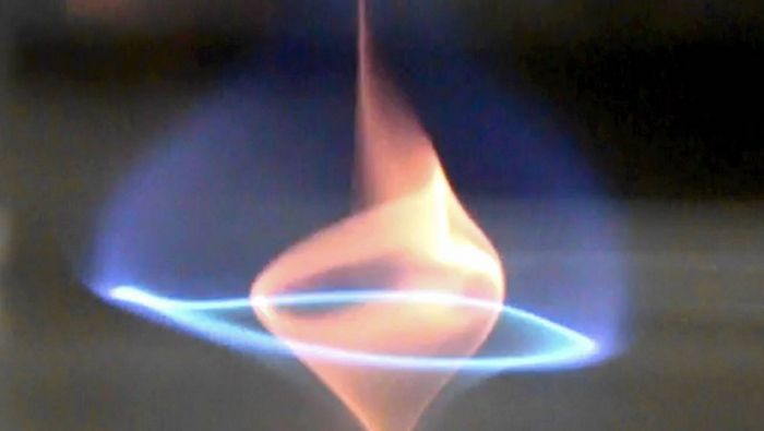 Ученые открыли новый вид пламени – голубое огненное торнадо (2 фото)