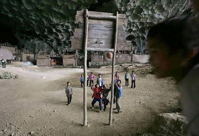 Деревня в пещере с сотней жителей, школой и баскетбольной площадкой (6 фото)