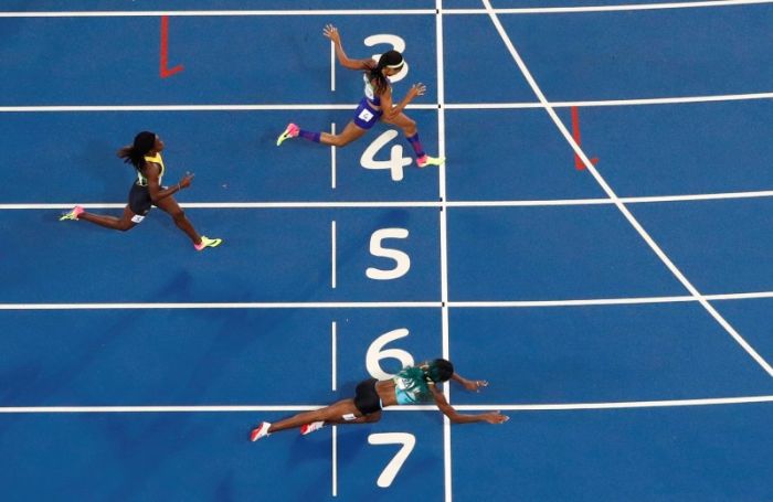 Багамская бегунья выиграла благодаря прыжку у финишной линии (3 фото)