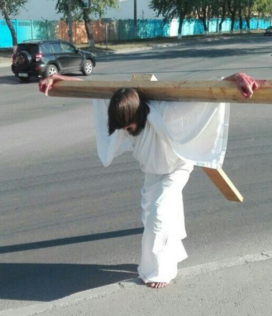В Перми задержали парня в образе Иисуса Христа с крестом на спине (2 фото)