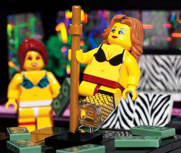 Стрип-клуб из Лего для повзрослевших детишек (5 фото)