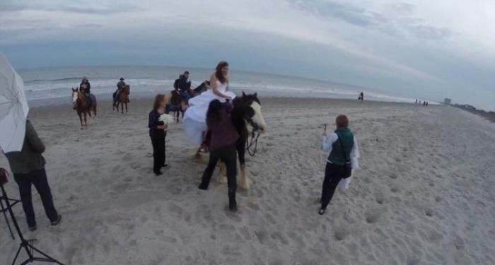 Идея сфотографировать невесту на лошади была не самой удачной (12 фото)