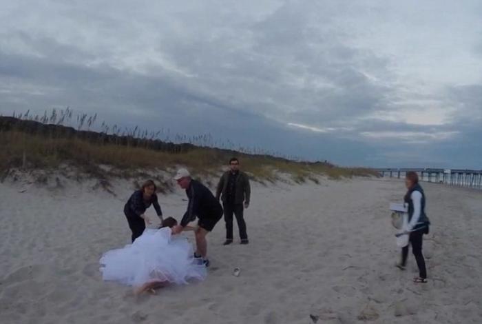 Идея сфотографировать невесту на лошади была не самой удачной (12 фото)