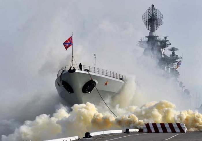 Северный флот окутал Североморск дымом на время учений (5 фото)