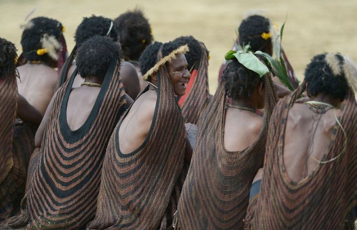 Жизнь дикого племени Дани в Папуа-Новой Гвинеи (13 фото)