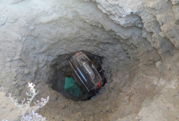 В Крыму автомобиль застрял в скале над морем (3 фото)