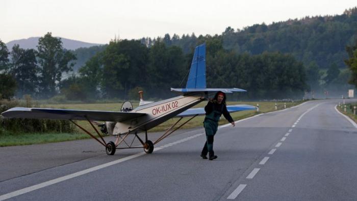 Чех сделал своими руками самолет и летает на нем на работу (13 фото)