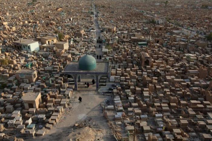 «Долина мира» — крупнейшее кладбище в мире (21 фото)