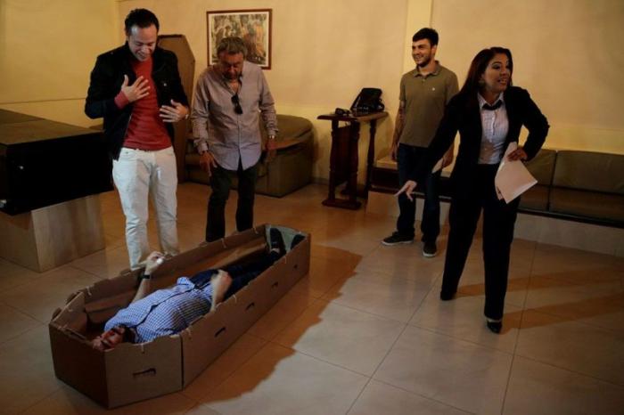 В Венесуэле растет спрос на картонные гробы (8 фото)