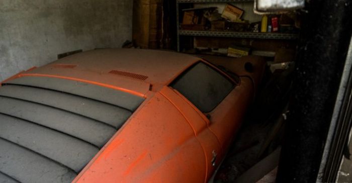 Итальянский спорткар Lamborghini простоял 28 лет в гараже (28 фото)