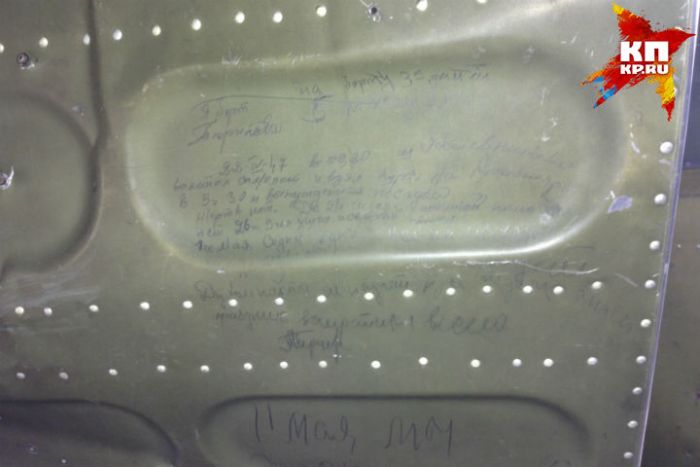 На обшивке самолета,нашли послания экипажа и пассажиров (3 фото)