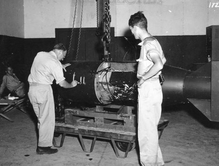 Последние приготовления перед сбросом атомных бомб на Хиросиму и Нагасаки (16 фото)