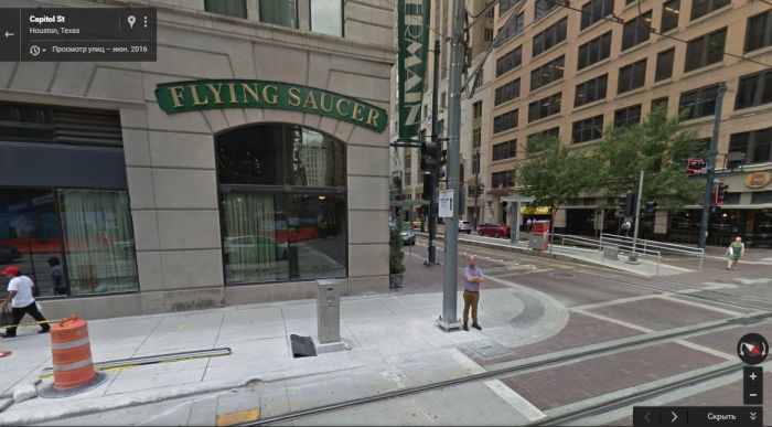 Неудачный день жителя Хьюстона на Google Street View (2 фото)