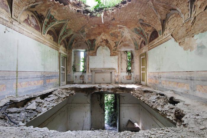 Интерьеры заброшенных дворцов Европы (14 фото)