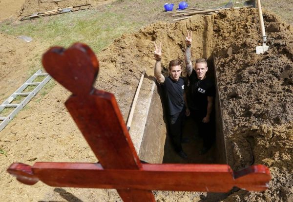 Конкурс могильщиков в Венгрии (12 фото)