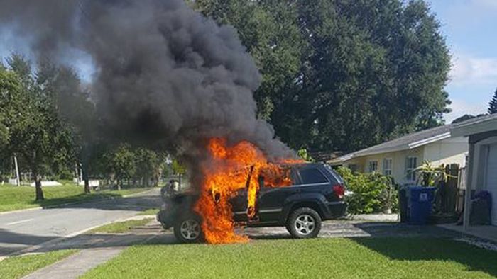 Сгорел автомобиль из-за оставленного в ней на зарядке смартфона (3 фото)