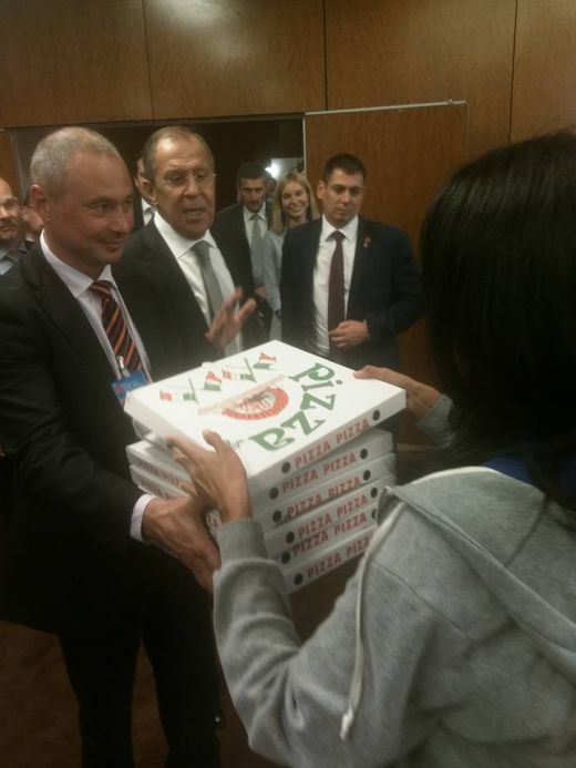 Сергей Лавров угостил журналистов пиццей и водкой (5 фото)