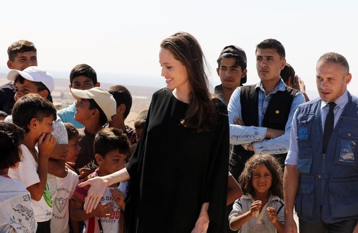Анжелина Джоли оказалась в центре скандала (6 фото)