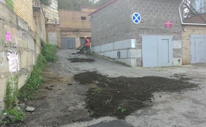 Во Владивостоке дорожники засыпали ямы землей из ближайших газонов (2 фото)
