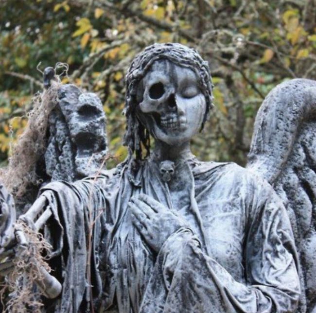 Жуткие кладбищенские статуи (17 фото)