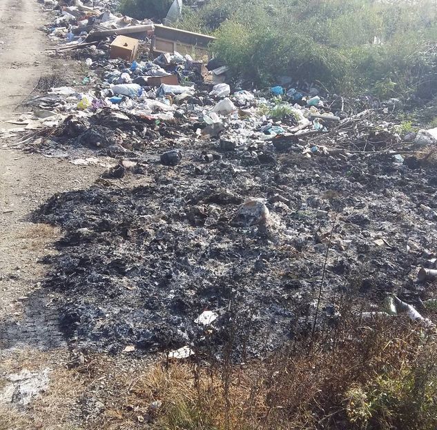 В Приморском крае неизвестные сожгли одежду, из гуманитарной помощи (4 фото)