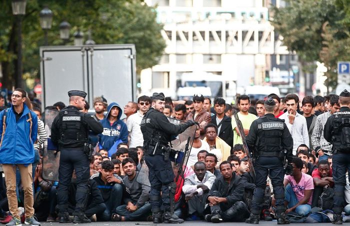 Полиция Франции разгромила лагерь беженцев в Париже (16 фото)