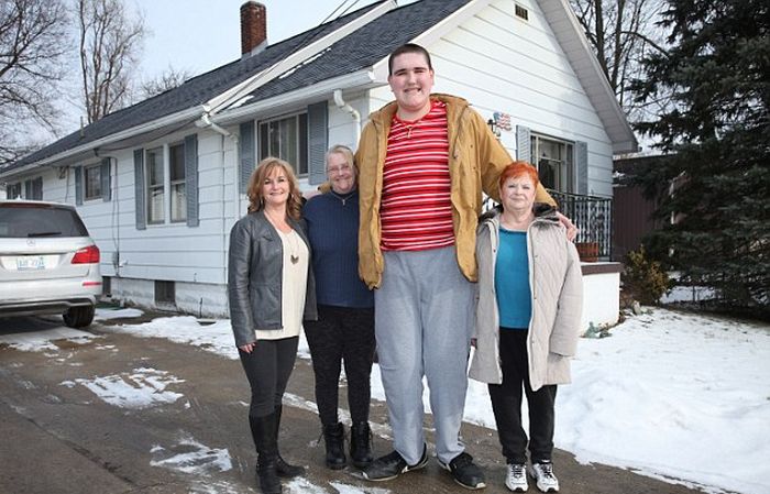 Брок Браун - 19-летний парень,самым высоким подростком в мире (13 фото)