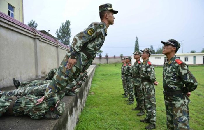 Тренировки в китайской армии (30 фото)