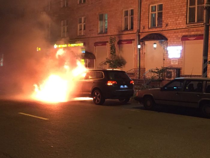 Сгорел автомобиль главы Всероссийского Объединения болельщиков (4 фото)