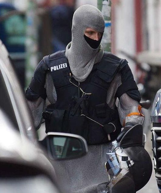 Немецкие полицейские стали использовать кольчугу для защиты (9 фото)