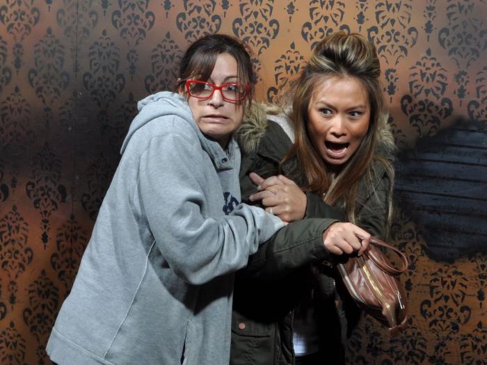 Страшно смешно: 25 эмоциональных фото из комнаты ужасов (24 фото)