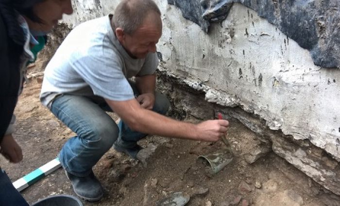 В Пскове обнаружили клад с монетами и орденами XV - XX века (21 фото)