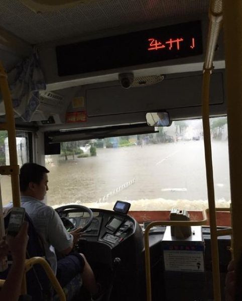 Автобусы в Китае возят людей на работу даже во время наводнений (5 фото)