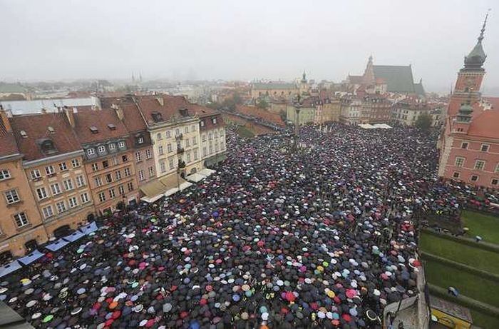 В Польше проходят протесты против полного запрета абортов (7 фото)