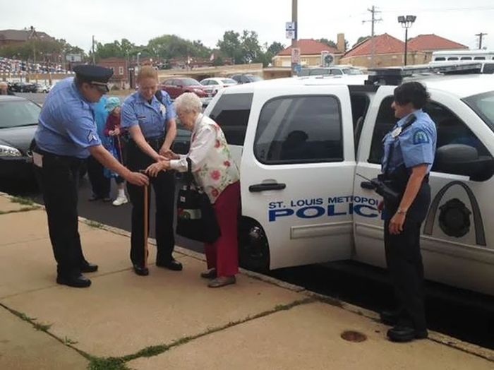 Американские полицейские арестовали 102-летнюю бабушку (7 фото)