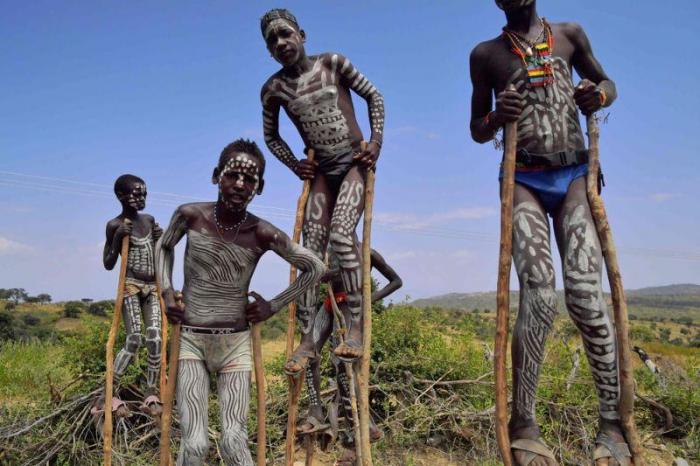Нелегкий быт аборигенов Эфиопии (14 фото)