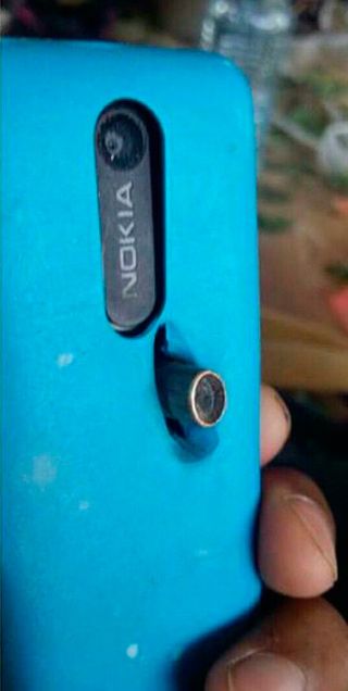 Телефон Nokia спас хозяина от пули (2 фото)