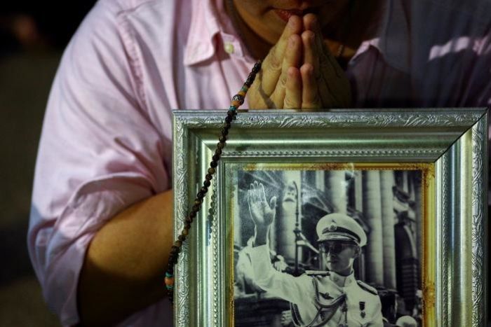 В возрасте 88 лет умер король Таиланда Пхумипон Адульядет (2 фото)