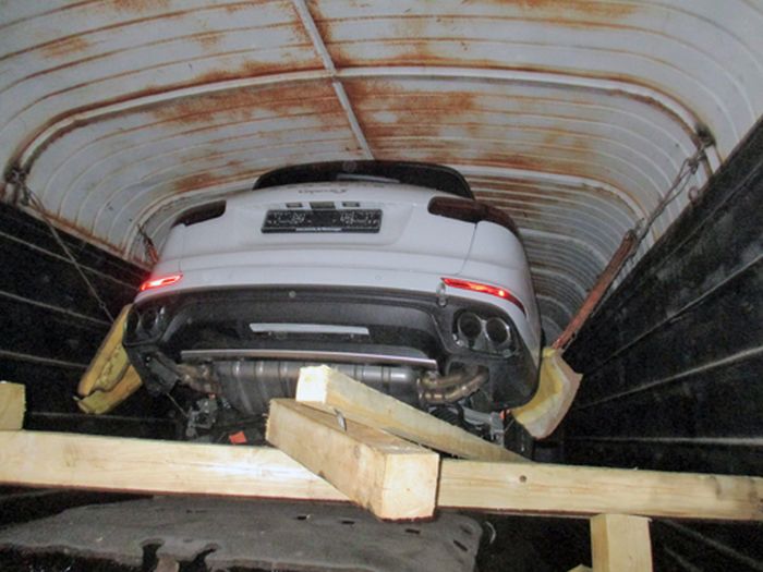 Таможенники задержали внедорожники Porsche Cayenne (2 фото)