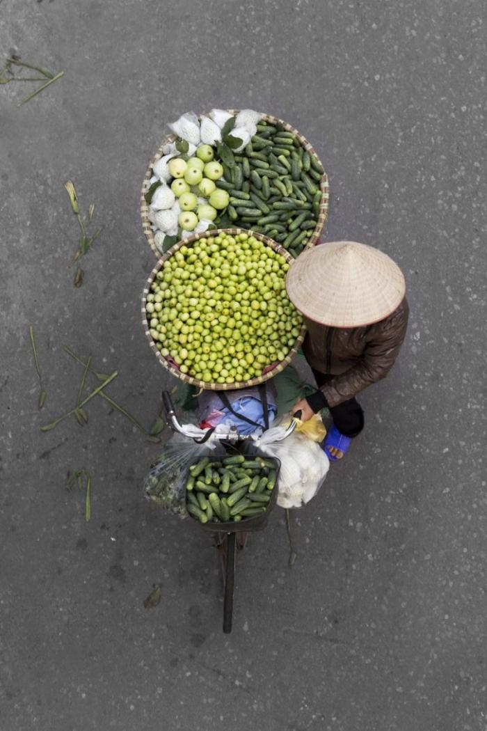 Вьетнамские уличные торговцы – воплощение гармонии (12 фото)