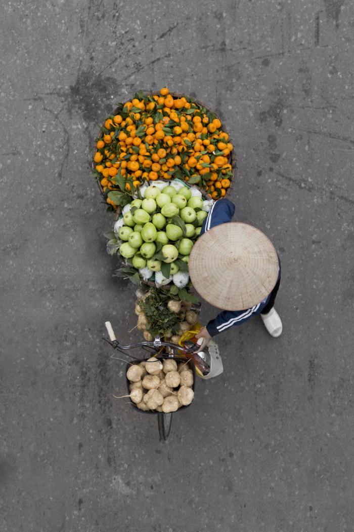 Вьетнамские уличные торговцы – воплощение гармонии (12 фото)