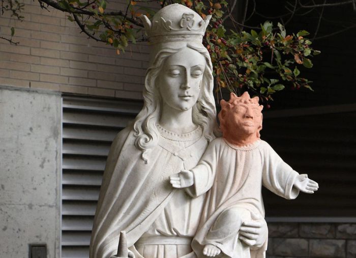 В Канаде к изуродованной статуе Иисуса прилепили голову Мэгги Симпсон (2 фото)
