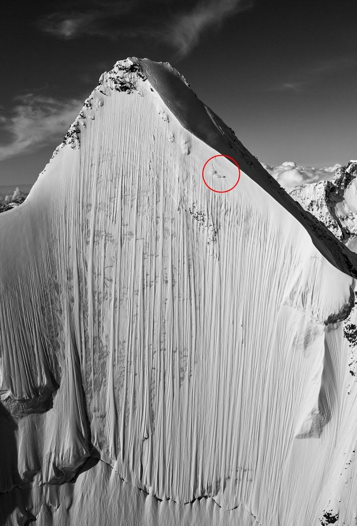Горнолыжник-экстремал Джереми Хейц покорил почти вертикальный пик (4 фото)