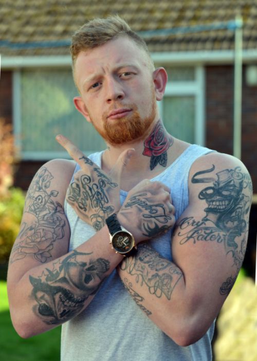 Парень сам набил татуировки со своим именем 39 девушкам (6 фото)