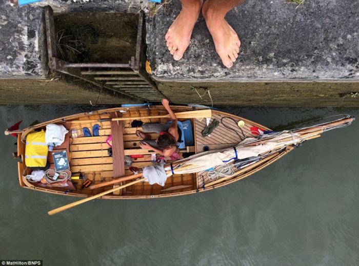 Супружеская пара проплыла на самодельной лодке с веслами путь из Англии во Францию (13 фото)