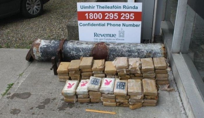 В Ирландии нашли выброшенную на берег трубу с кокаином (3 фото)